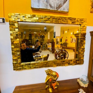 Specchio da parete etnico esotico in mosaico di vetro. Acquisto economico.
